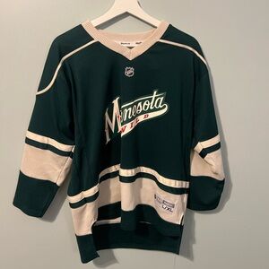 Reebok Men's V-Neck Green and Cream Sweater